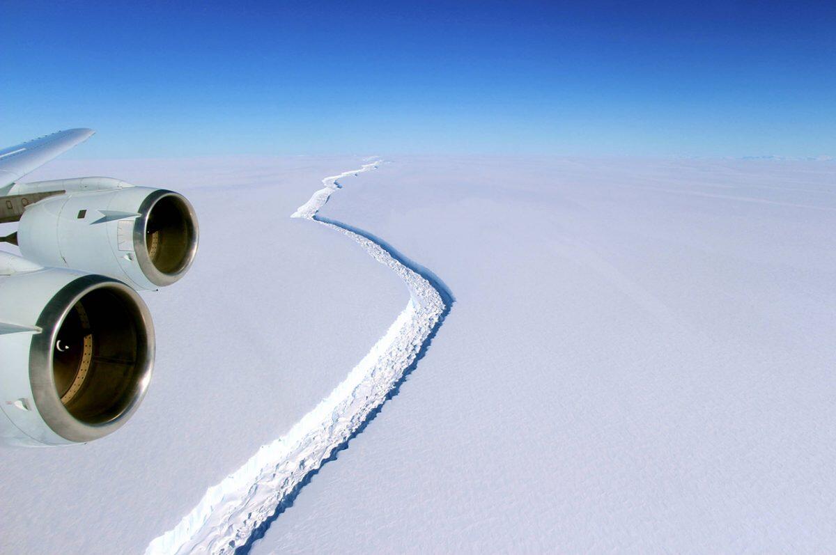 Μια ρωγμή στην Ανταρκτική που είναι πάνω από 160 χιλιόμετρα σε μήκος έχει αυξηθεί κατά 10 χιλιόμετρα σε μόλις δύο εβδομάδες. Antarktiki-rogmi-pagetona-aerofotografia-1200x797