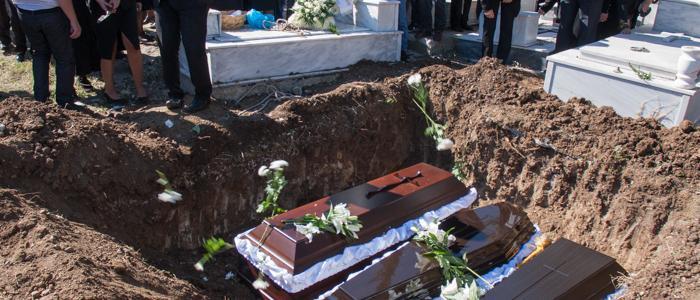 «Ράγισαν» και οι πέτρες στην κηδεία της Ιερατικής Οικογένειας-συγκλονιστικές εικόνες