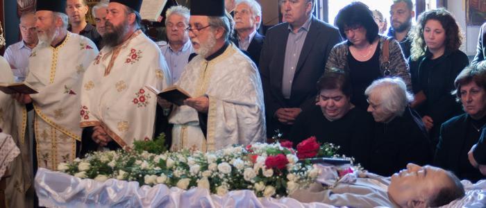 «Ράγισαν» και οι πέτρες στην κηδεία της Ιερατικής Οικογένειας-συγκλονιστικές εικόνες