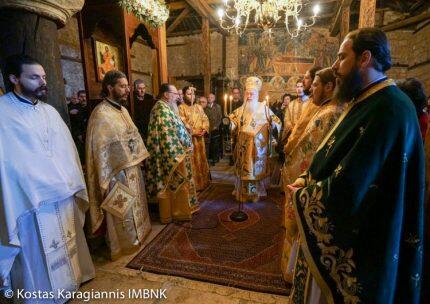 Πλήθος πιστών στο βυζαντινό παρεκκλήσι του Αγίου Παταπίου στη Βέροια