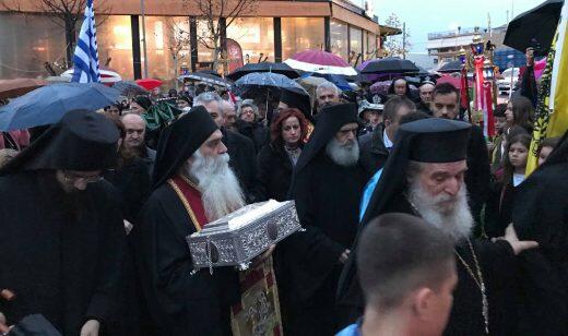 Λάρισα: Χιλιάδες πιστοί υποδέχθηκαν τα Τίμια Δώρα από το Άγιο Όρος