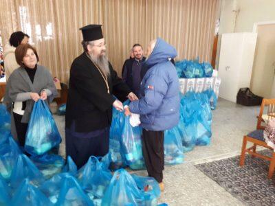 Μητρόπολη Λευκάδος: Διανομή τροφίμων σε οικογένειες του Καλάμου εν όψει των εορτών των Χριστουγέννων