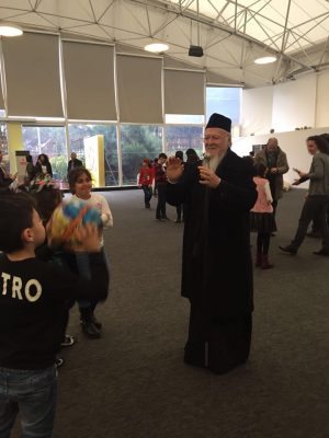 Ο Οικουμενικός Πατριάρχης σε ευχάριστες στιγμές με μαθητές της Ομογένειας