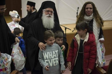 Ο Δημητριάδος Ιγνάτιος με τα παιδιά των ιερέων και Ιεροψαλτών