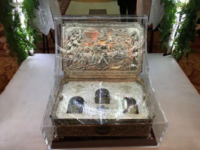 Λάρισα: Με δάκρυα αποχαιρέτισαν οι πιστοί τα Τίμια Δώρα από το Άγιο Όρος