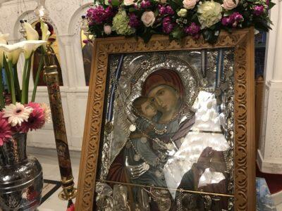 Δ΄ Χαιρετισμοί-Αγία Ματρώνα: Κοσμοσυρροή για τη θαυματουργή εικόνα της Παναγίας «Φοβερά Προστασία»
