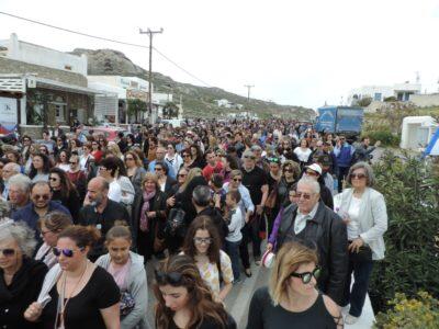 Χιλιάδες Μυκόνιοι συνόδευσαν την Παναγία Τουρλιανή στα Άνω Μερά 