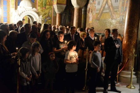 Χιλιάδες πιστοί στην Πάτρα προσκύνησαν τον Εσταυρωμένο