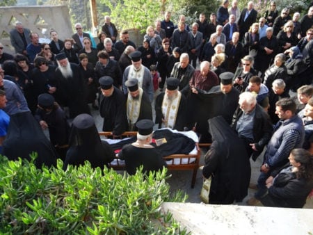 Άφατη θλίψη στην Εξόδιο Ακολουθία της Μοναχής Φεβρωνίας