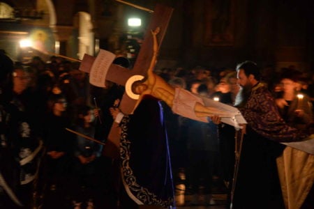 Χιλιάδες πιστοί στην Πάτρα προσκύνησαν τον Εσταυρωμένο
