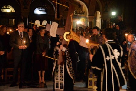 Χιλιάδες πιστοί στην Πάτρα προσκύνησαν τον Εσταυρωμένο