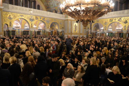Χιλιάδες πιστοί στην Πάτρα προσκύνησαν τον Εσταυρωμένο