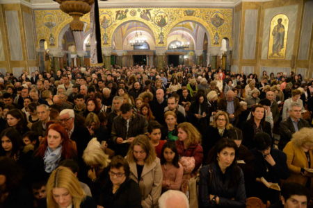 Χιλιάδες πιστοί στην Πάτρα προσκύνησαν τον Εσταυρωμένο