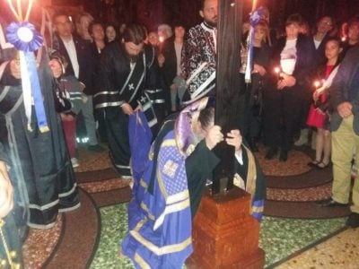 Χιλιάδες πιστοί στην Πάτρα προσκύνησαν τον Εσταυρωμένο