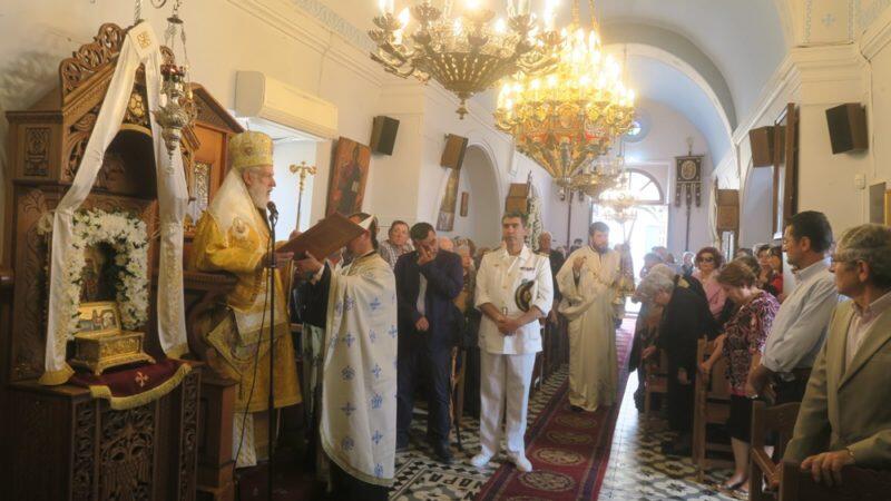 Αγία Τριάδα: Κοσμοπλημμύρα στην Κύθνο κατά τον Εσπερινό στον πανηγυρίζοντα Ναό της Παναγίας Τριάδος