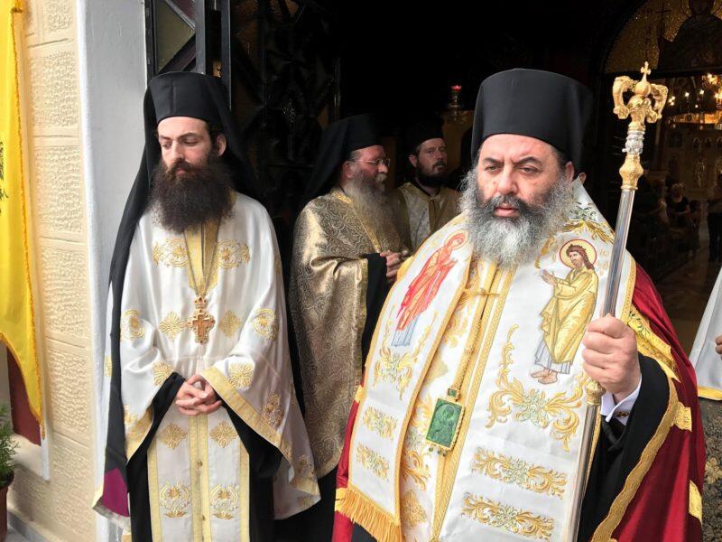 Λαγκαδάς - Τώρα: Λαοθάλασσα για τον θαυματουργό Τίμιο Σταυρό που θεραπεύει - Συνεχής ενημέρωση