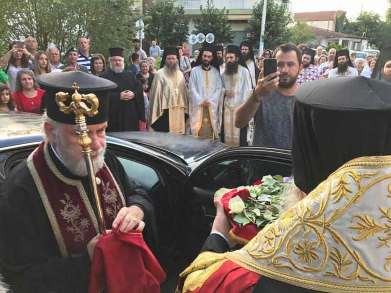 Λαγκαδάς - Τώρα: Λαοθάλασσα για τον θαυματουργό Τίμιο Σταυρό που θεραπεύει - Συνεχής ενημέρωση