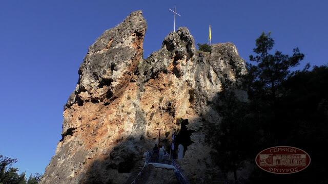 Θεία Λειτουργία στην σπηλαιοεκκλησία του Άη Γιώργη του Κρεμαστού στα Σέρβια