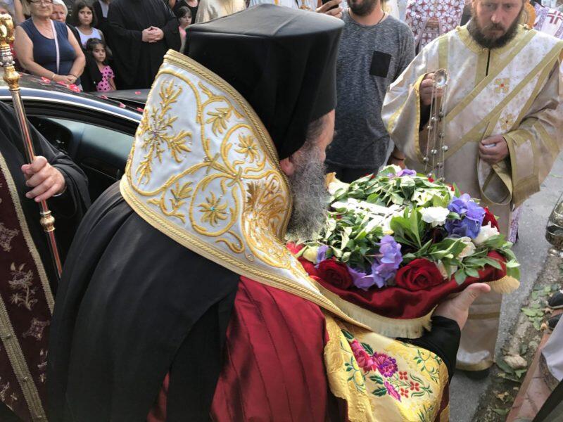 Λαγκαδάς - Τώρα: Λαοθάλασσα για τον θαυματουργό Τίμιο Σταυρό που θεραπεύει - Συνεχής ενημέρωση
