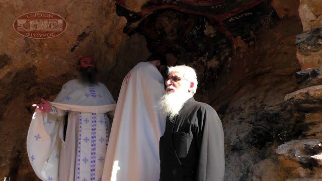 Θεία Λειτουργία στην σπηλαιοεκκλησία του Άη Γιώργη του Κρεμαστού στα Σέρβια