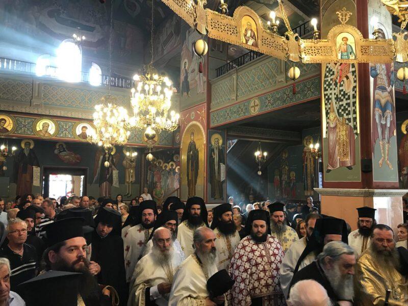 Λαγκαδάς - Τώρα: Λαοθάλασσα για τον θαυματουργό Τίμιο Σταυρό που θεραπεύει - Συνεχής ενημέρωση