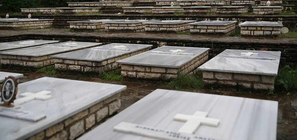 οστά 100 Ελλήνων στρατιωτών στο στρατιωτικό νεκροταφείο Βουλιαριτών