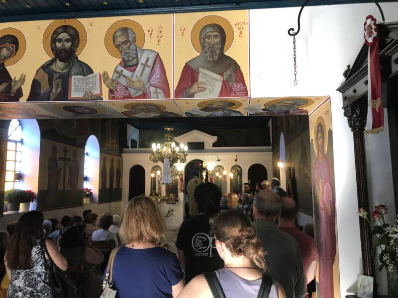 Μέσα σε πανηγυρικό κλίμα τελέστηκε απόψε ο Εσπερινός στη μνήμη της Αγίας Μεγαλομάρτυρος Κυριακής, στο ομώνυμο παρεκκλήσιο του Μητροπολιτικού Ναού Αγίου Δημητρίου Κηφισιάς.
