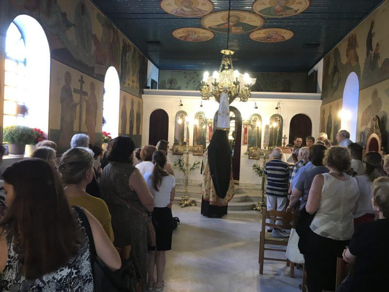 Μέσα σε πανηγυρικό κλίμα τελέστηκε απόψε ο Εσπερινός στη μνήμη της Αγίας Μεγαλομάρτυρος Κυριακής, στο ομώνυμο παρεκκλήσιο του Μητροπολιτικού Ναού Αγίου Δημητρίου Κηφισιάς.