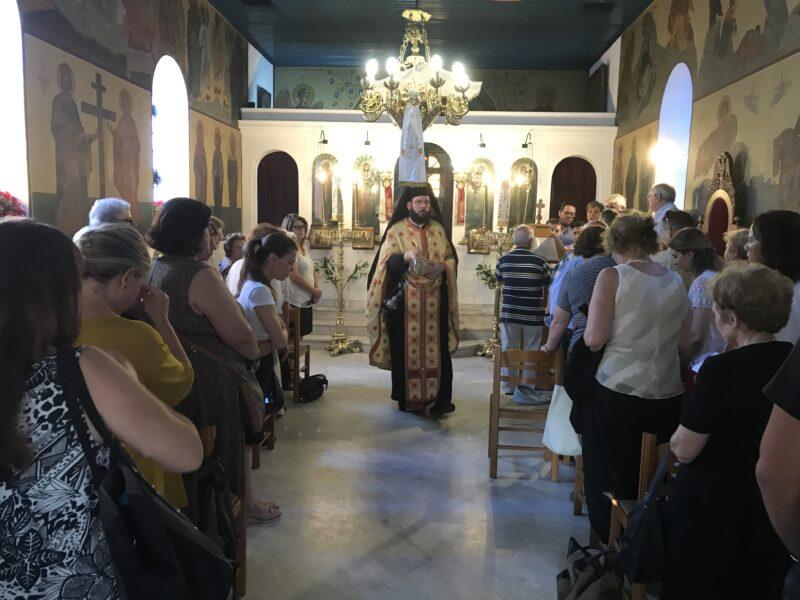 Μέσα σε πανηγυρικό κλίμα τελέστηκε απόψε ο Εσπερινός στη μνήμη της Αγίας Μεγαλομάρτυρος Κυριακής, στο ομώνυμο παρεκκλήσιο του Μητροπολιτικού Ναού Αγίου Δημητρίου Κηφισιάς.