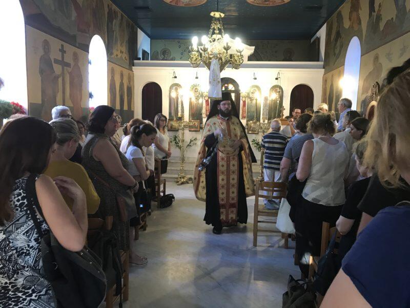 Μέσα σε πανηγυρικό κλίμα τελέστηκε απόψε ο Εσπερινός στη μνήμη της Αγίας Μεγαλομάρτυρος Κυριακής, στο ομώνυμο παρεκκλήσιο του Μητροπολιτικού Ναού Αγίου Δημητρίου Κηφισιάς.