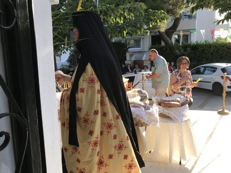 Μέσα σε πανηγυρικό κλίμα τελέστηκε απόψε ο Εσπερινός στη μνήμη της Αγίας Μεγαλομάρτυρος Κυριακής, στο ομώνυμο παρεκκλήσιο του Μητροπολιτικού Ναού Αγίου Δημητρίου Κηφισιάς.
