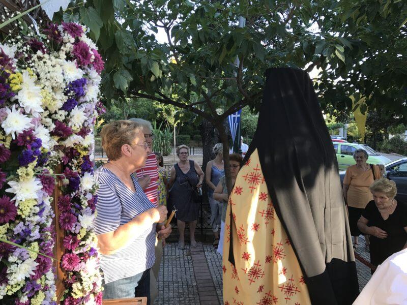 Μέσα σε πανηγυρικό κλίμα τελέστηκε απόψε ο Εσπερινός στη μνήμη της Αγίας Μεγαλομάρτυρος Κυριακής, στο ομώνυμο παρεκκλήσιο του Μητροπολιτικού Ναού Αγίου Δημητρίου Κηφισιάς.