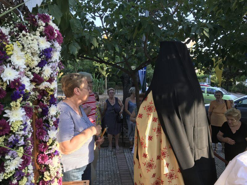 Μέσα σε πανηγυρικό κλίμα τελέστηκε απόψε ο Εσπερινός στη μνήμη της Αγίας Μεγαλομάρτυρος Κυριακής, στο ομώνυμο παρεκκλήσιο του Μητροπολιτικού Ναού Αγίου Δημητρίου Κηφισιάς.