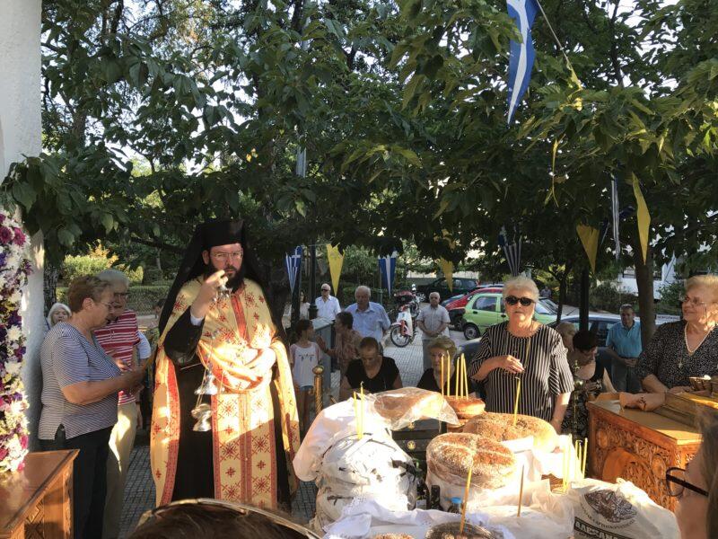 Μέσα σε πανηγυρικό κλίμα τελέστηκε απόψε ο Εσπερινός στη μνήμη της Αγίας Μεγαλομάρτυρος Κυριακής, στο ομώνυμο παρεκκλήσιο του Μητροπολιτικού Ναού Αγίου Δημητρίου Κηφισιάς.