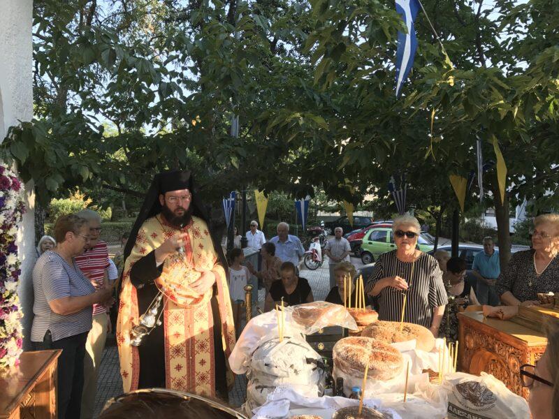 Μέσα σε πανηγυρικό κλίμα τελέστηκε απόψε ο Εσπερινός στη μνήμη της Αγίας Μεγαλομάρτυρος Κυριακής, στο ομώνυμο παρεκκλήσιο του Μητροπολιτικού Ναού Αγίου Δημητρίου Κηφισιάς.