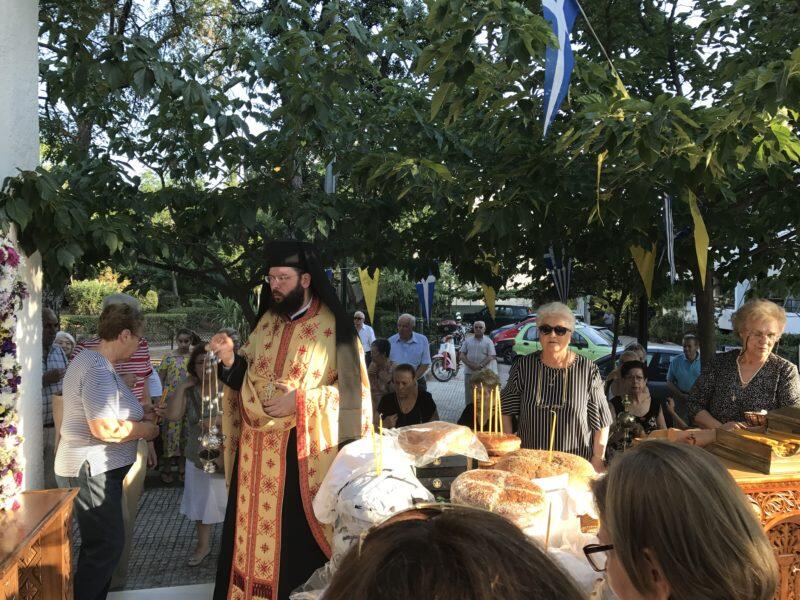 Μέσα σε πανηγυρικό κλίμα τελέστηκε απόψε ο Εσπερινός στη μνήμη της Αγίας Μεγαλομάρτυρος Κυριακής, στο ομώνυμο παρεκκλήσιο του Μητροπολιτικού Ναού Αγίου Δημητρίου Κηφισιάς.