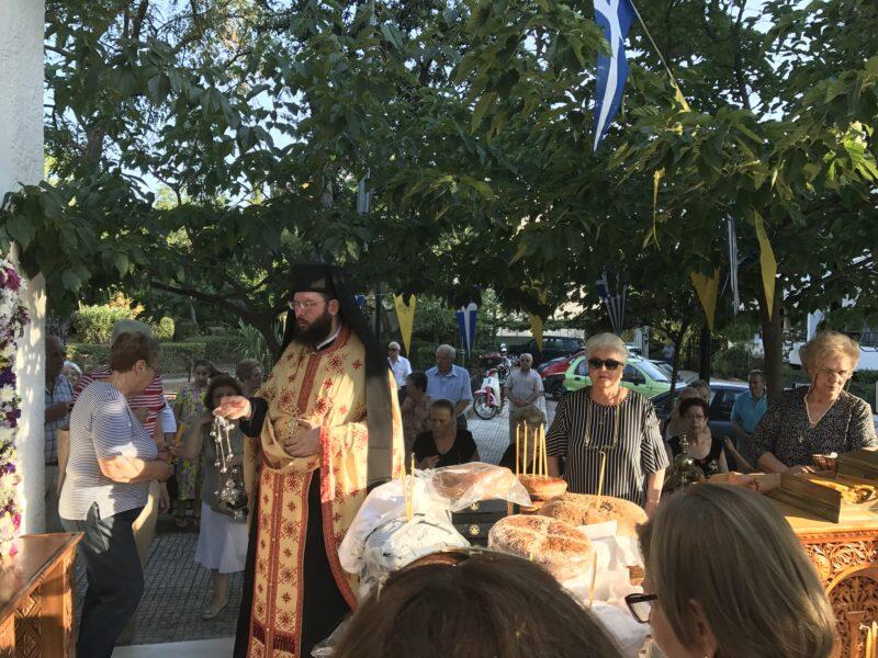 Μέσα σε πανηγυρικό κλίμα τελέστηκε απόψε ο Εσπερινός στη μνήμη της Αγίας Μεγαλομάρτυρος Κυριακής, στο ομώνυμο παρεκκλήσιο του Μητροπολιτικού Ναού Αγίου Δημητρίου Κηφισιάς.