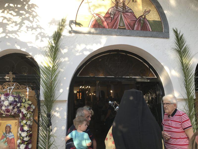 Μέσα σε πανηγυρικό κλίμα τελέστηκε απόψε ο Εσπερινός στη μνήμη της Αγίας Μεγαλομάρτυρος Κυριακής, στο ομώνυμο παρεκκλήσιο του Μητροπολιτικού Ναού Αγίου Δημητρίου Κηφισιάς.