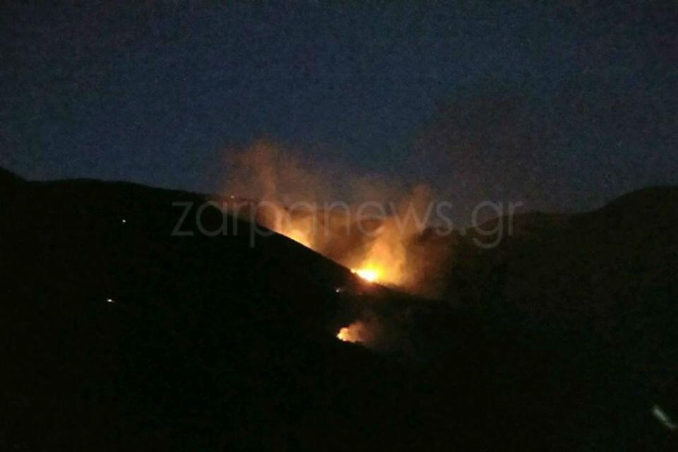 Φωτιά - Κρήτη: Ολονύχτια μάχη με τις φλόγες στα Χανιά - Συγκλονιστικές φωτογραφίες