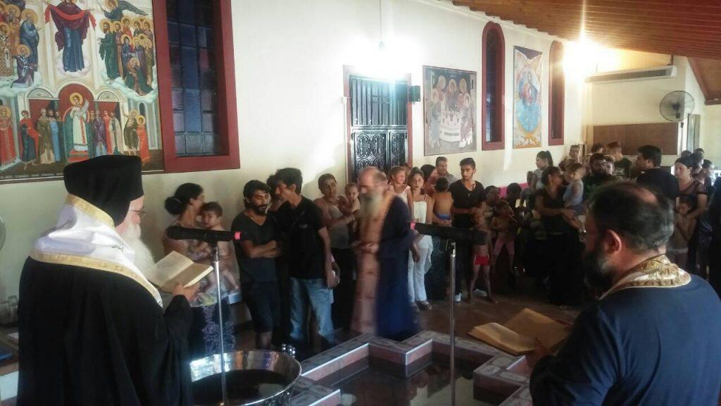 25 παιδιά Ρομά βάπτισε ο Μητροπολίτης Δημητριάδος Ιγνάτιος