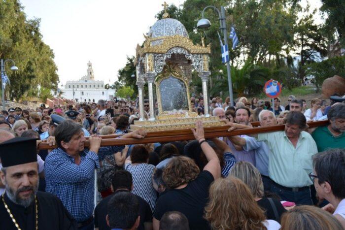 Τήνος: Χιλιάδες πιστοί συνόδευσαν την Εικόνα της Μεγαλόχαρης στην Μονή Κεχροβουνίου