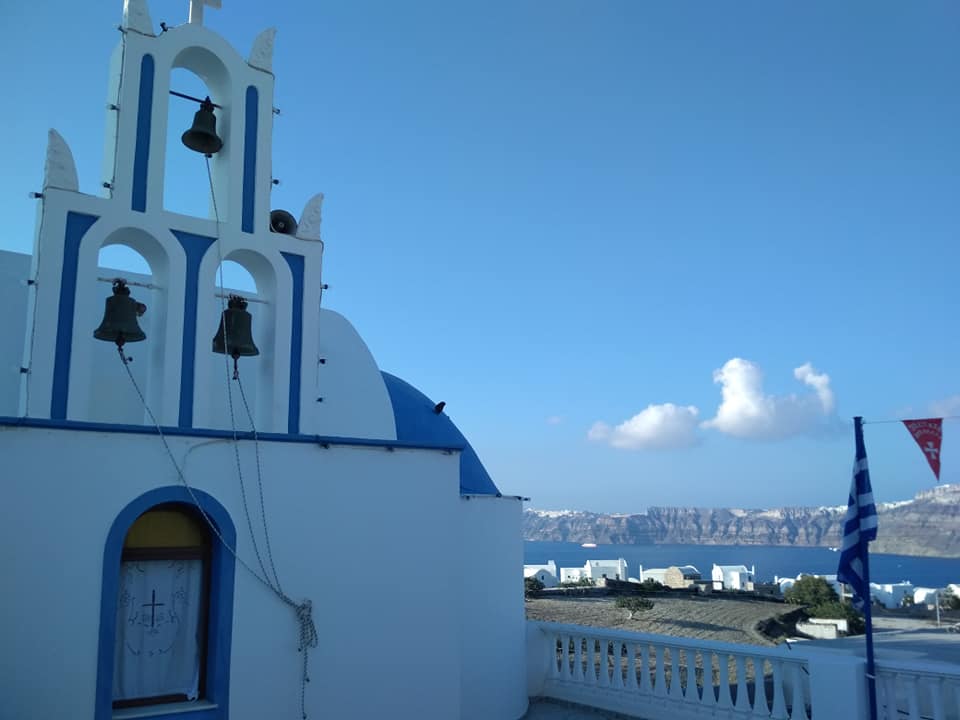 Αγία Ειρήνη Χρυσοβαλάντου: Πανηγυρίζει το γραφικό εκκλησάκι στη Σαντορίνη