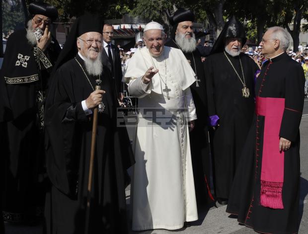 Μπάρι: Οικουμενικός Πατριάρχης και Πάπας προσεύχονται μαζί για τη Μέση Ανατολή