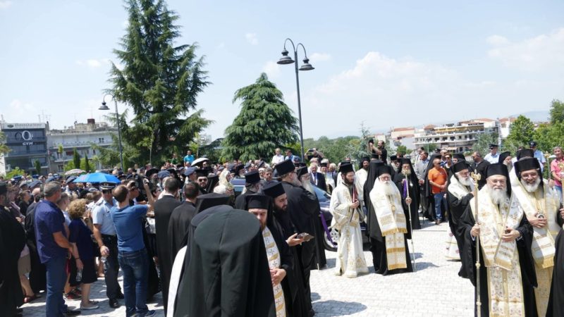 Λάρισα - Τώρα: Χιλιάδες πιστοί στην περιφορά του σκηνώματος του Μακαριστού Λαρίσης 