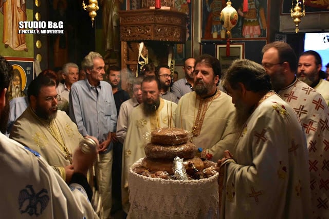 Αγιος Παντελεήμονας - Μυκήνες: Πλήθος πιστών στην περιφορά της εικόνας και του ιερού λειψάνου 