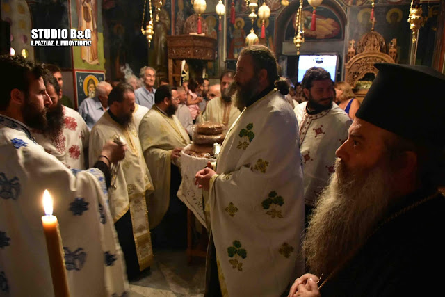 Αγιος Παντελεήμονας - Μυκήνες: Πλήθος πιστών στην περιφορά της εικόνας και του ιερού λειψάνου 