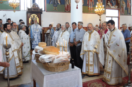Την Τρίτη 17 Ιουλίου 2018, εορτή της Αγίας ενδόξου μεγαλομάρτυρος Μαρίνης, στον πανηγυρίζοντα Ιερό Ναό Αγίας Μαρίνης της ενορίας Καστρίου Καναλακίου Πρεβέζης, τελέσθηκε Όρθρος και Αρχιερατική Θεία Λειτουργία μετ΄ αρτοκλασίας, ιερουργούντος του Σεβασμιωτάτου Μητροπολίτου Παραμυθίας, Φιλιατών, Γηρομεριου και Πάργας κ.κ. Τίτου και συλλειτουργούντων ιερέων της Ιεράς Μητροπόλεως. Μετά το πέρας της Θείας Λειτουργίας ο Σεβασμιώτατος χειροθέτησε εις Πρωτοπρεσβύτερον τον αιδεσιμολογιώτατον π. Ιωάννην Νάσταν εφημέριον της ενορίας. Ο Σεβασμιώτατος Μητροπολίτης μας σήμερα εορτάζει την συμπλήρωση 44 ετών από την εις Επίσκοπον χειροτονία του, και μετά το πέρας της Θείας Λειτουργίας δέχτηκε ευχές για έτη πολλά, υγεία και μακροημέρευση από τους ιερείς και από πλήθος πιστών. Τίτου, τοῦ Σεβασμιωτάτου καὶ θεοπροβλήτου Μητροπολίτου, τῆς Ἁγιωτάτης Μητροπόλεως Παραμυθίας, Φιλιατῶν, Γηρομερίου καὶ Πάργας, ὑπερτίμου καὶ ἐξάρχου πάσης Θεσπρωτίας, ἡμῶν δὲ Πατρὸς καὶ Ποιμενάρχου, πολλὰ τὰ ἔτη !