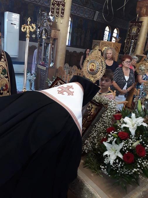 Φάρσαλα: Κλήρος και λαός υποδέχθηκε τεμάχιο του Τιμίου Ξύλου στον Ναό Αγίου Χαραλάμπους