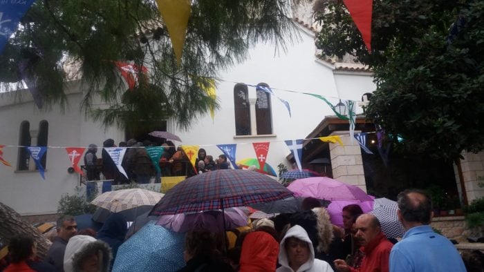 Λυκαβηττός - ΤΩΡΑ: Χιλιάδες παρά τη βροχή - Συγκλονιστικές μαρτυρίες για θαύματα