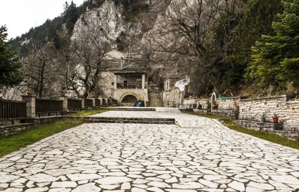 Παναγία Πελεκητή: Το μοναστήρι με τα κελιά στους βράχους και το κρυφό σχολείο